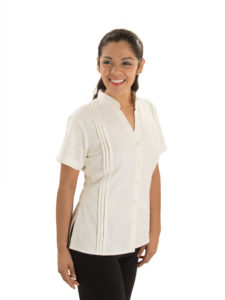 Guayabera para Dama manga corta, con alforzas, cuello "V" Mao. Confeccionada con tela Oxford de algodón con poliéster